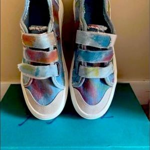Blowfish Sneakers, used/like new, multi color fabric size 8.5, Velcro M width